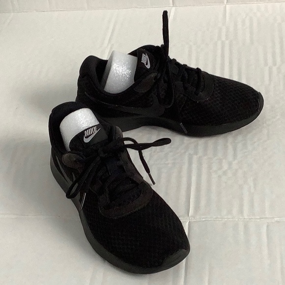 Nike Women’s Tanjun Sneaker Running Shoes Black/ black US: 7 - Picture 2 of 6